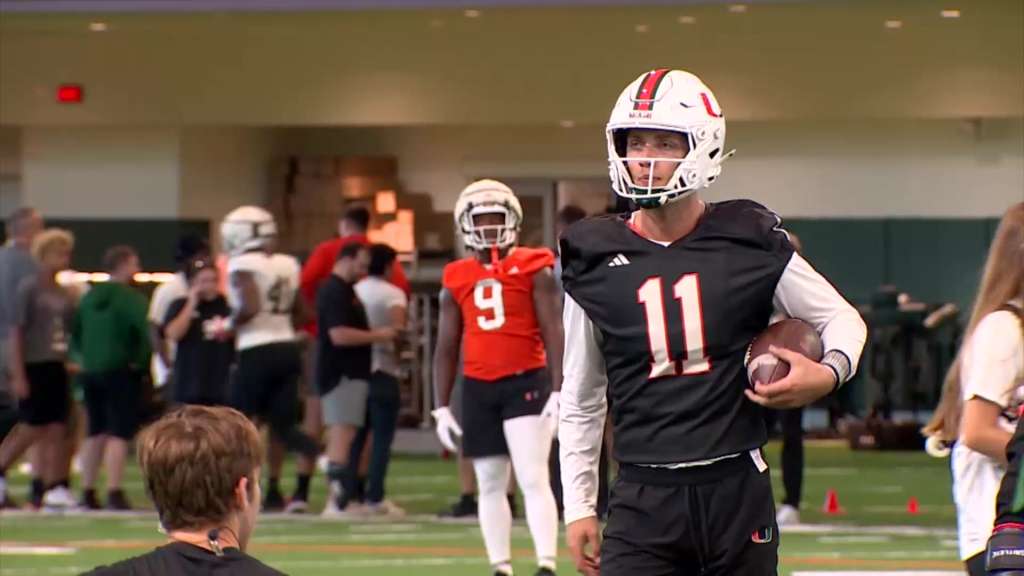 Os 4 passes para touchdown de Beck levam o No. 14 Miami além de Virginia Tech, 34-17.