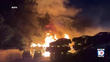 Oficiais de polícia de Miami Springs prendem 2 suspeitos de tráfico humano, resgatam criança pequena e sua mãe.