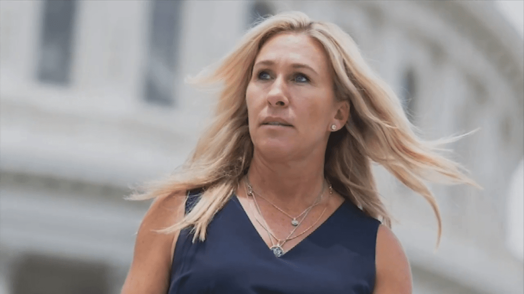A deputada Marjorie Taylor Greene, da Geórgia, ex-leal a Trump, diz que está renunciando ao Congresso.